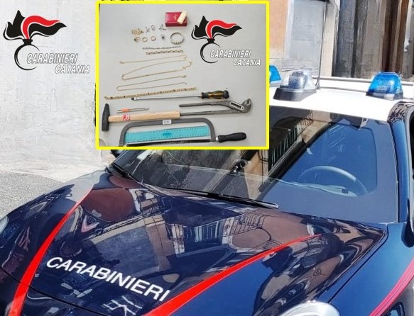 Catania, ruba a casa ex vecchio datore di lavoro: arrestato con refurtiva nello zaino