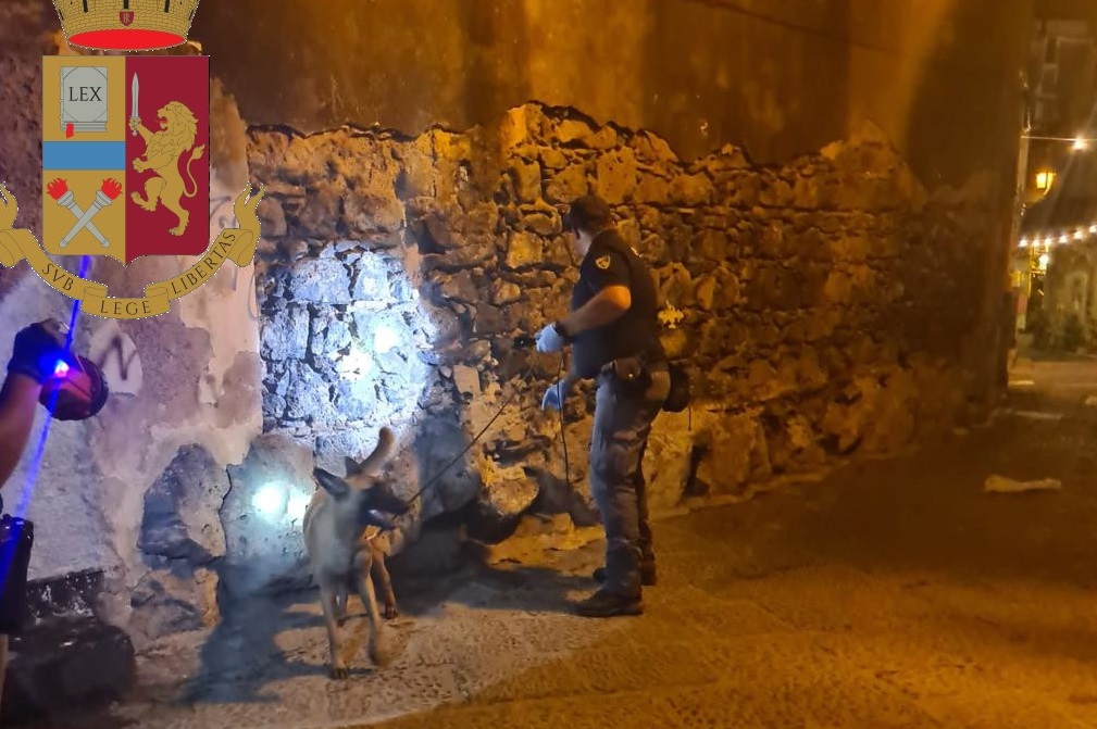 VIDEO | Polizia in azione a San Berillo, cani antidroga e controlli in centro