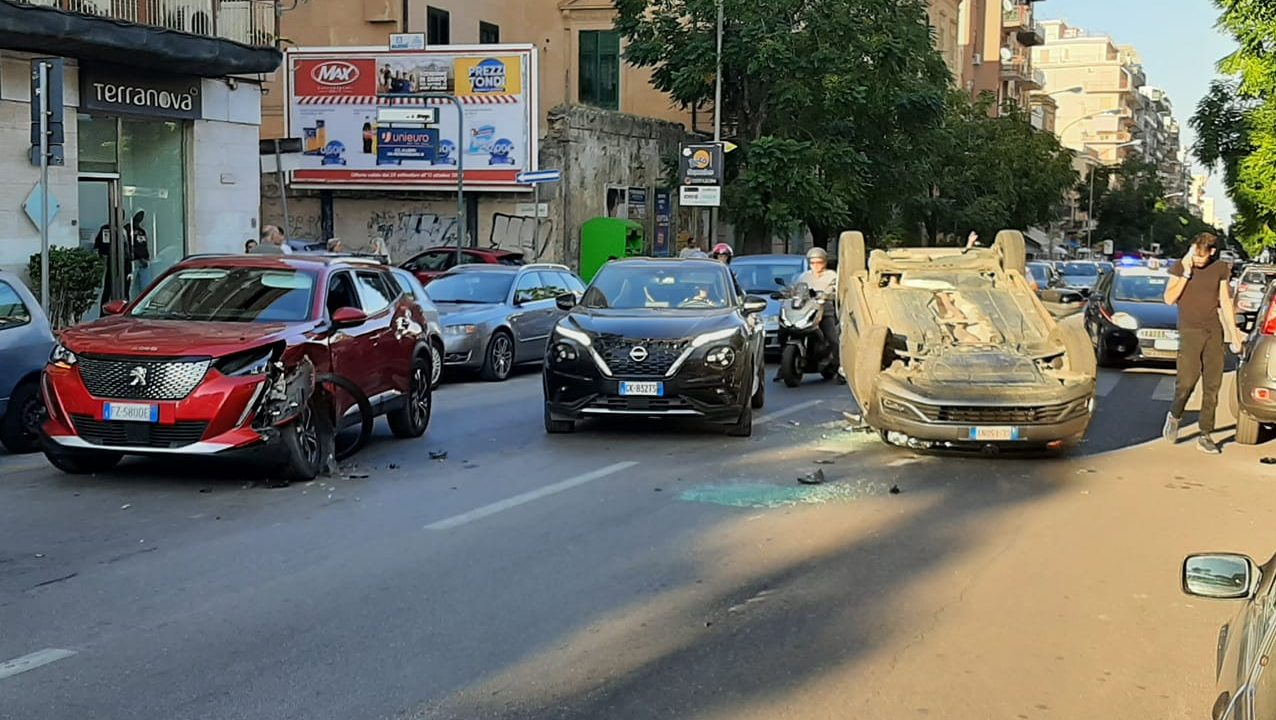 FOTO | Giovane si ribalta con l’auto in corso Calatafimi