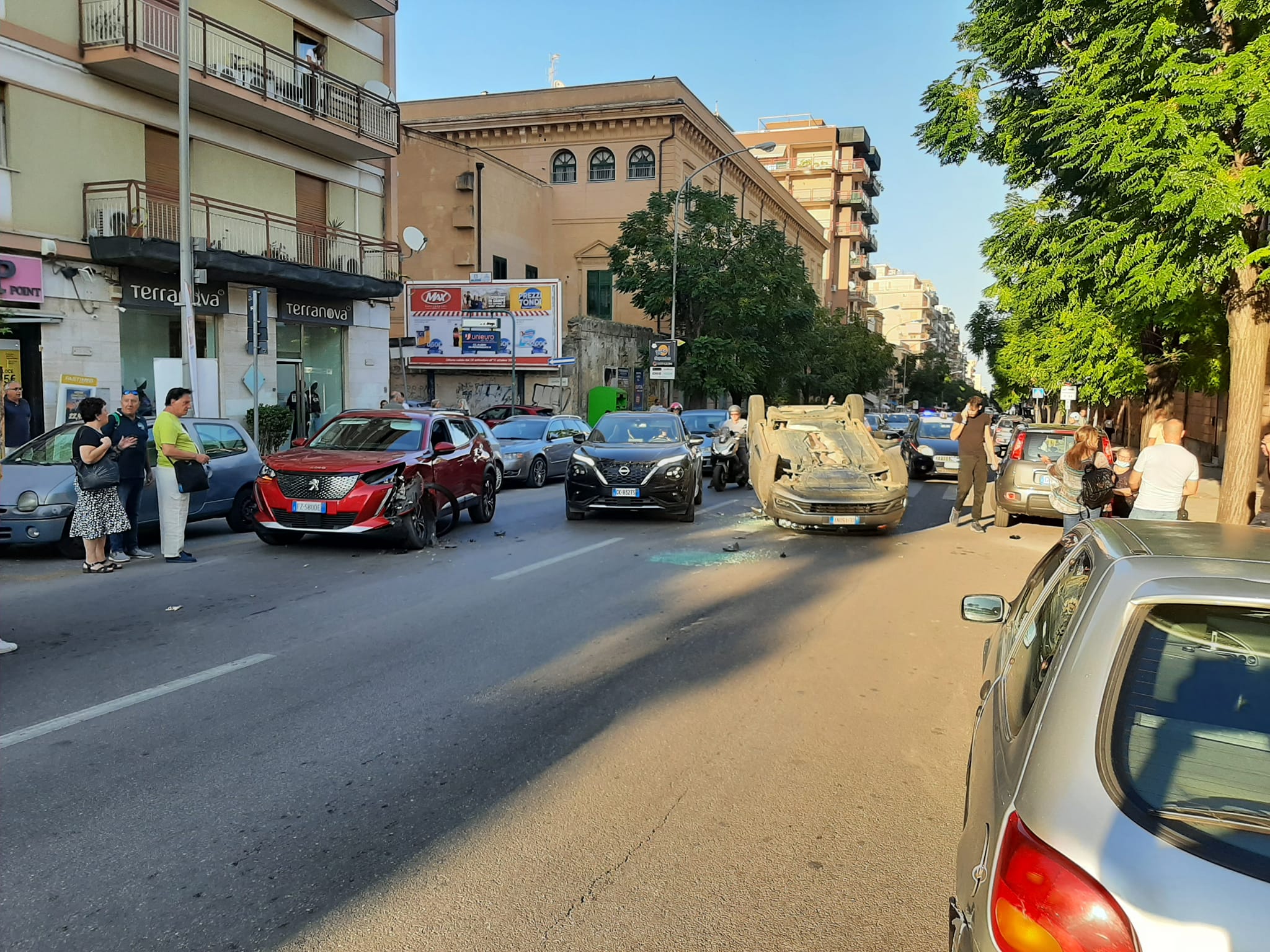 FOTO | Giovane si ribalta con l’auto in corso Calatafimi