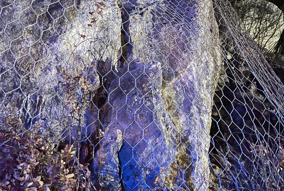 Cede la parete rocciosa, chiuso tratto della Provinciale 63 per rischio frana