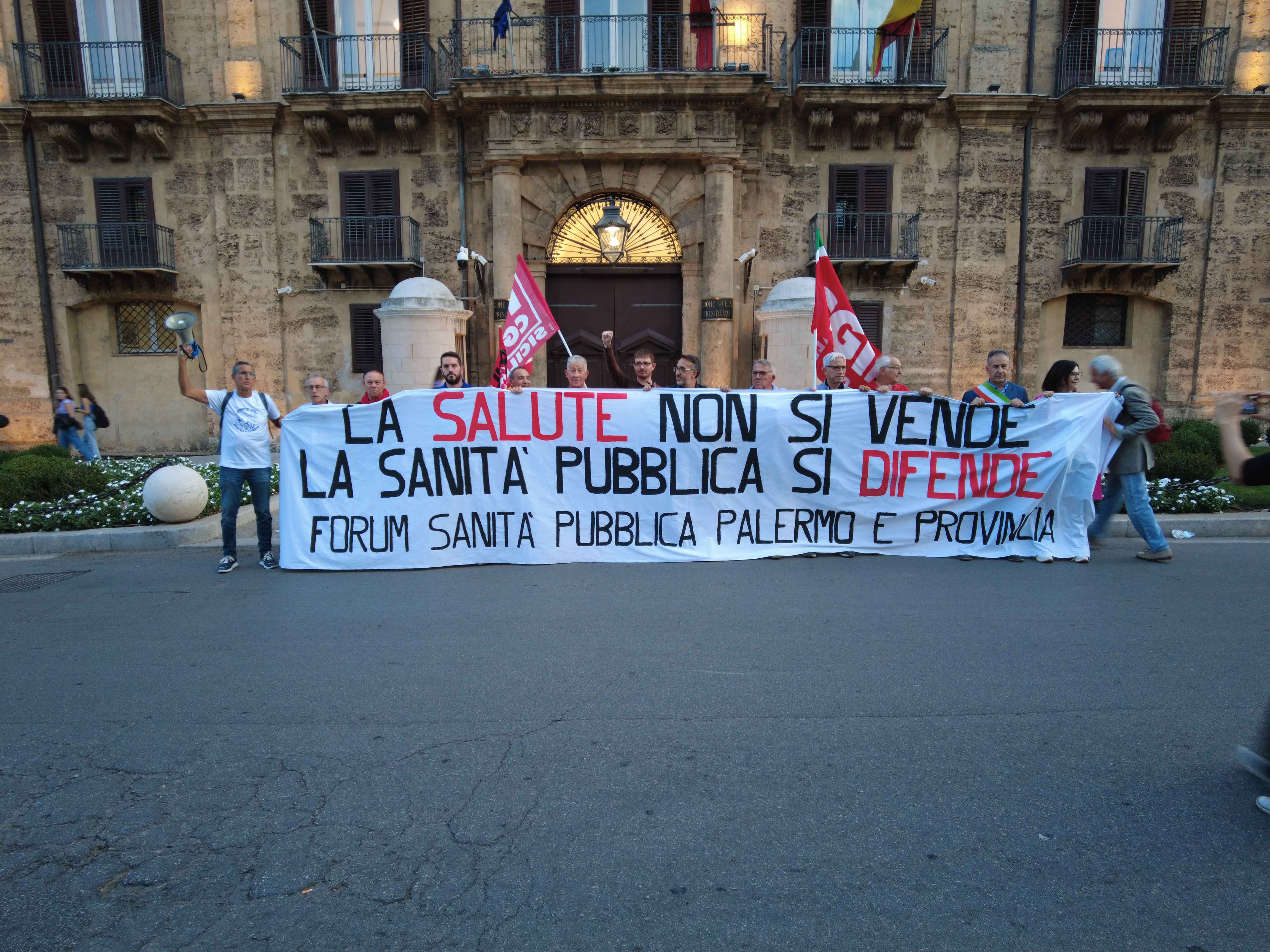 Galleria foto 'VIDEO | A Palermo la manifestazione a favore della sanità pubblica: “Non trasformare diritto alla salute in privilegio”' - foto 1