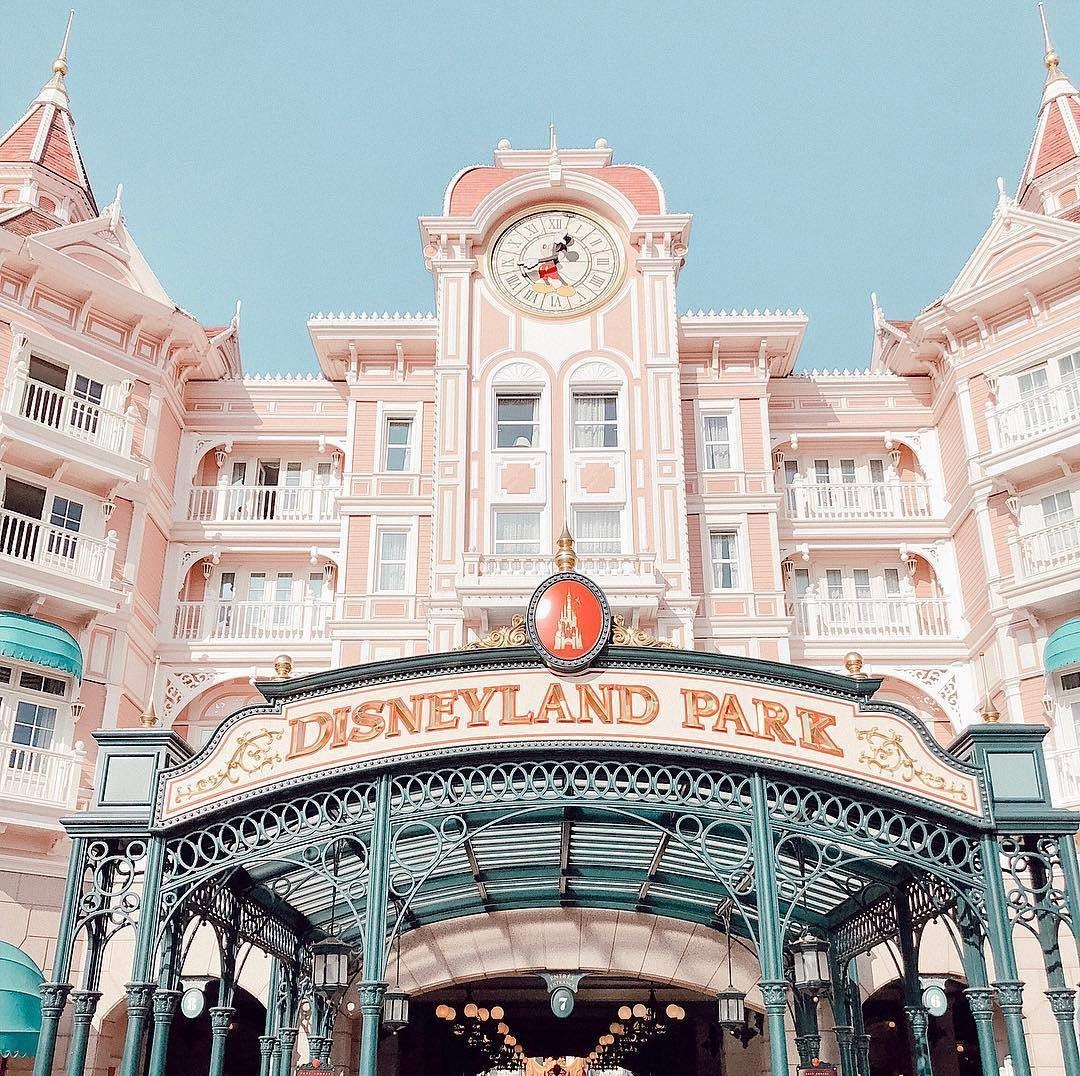 Errore nel percorso, treno con eurodeputati finisce a…Disneyland!