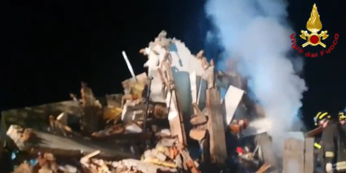VIDEO| Esplode abitazione, un morto e un possibile disperso: probabile fuga di gas