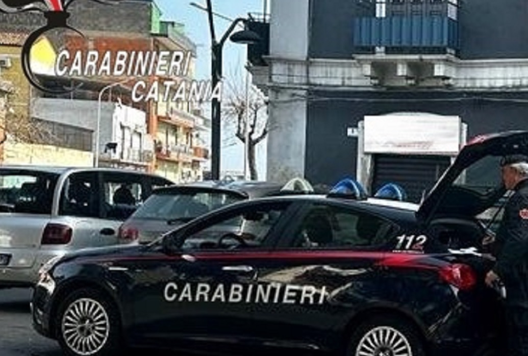 Va nei camerini per “nascondere” il furto dei profumi di lusso, scatta denuncia a Catania