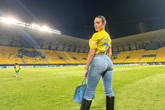 Georgina Rodriguez troppo sexy a bordo campo per seguire Cr7, “retrocede” in tribuna
