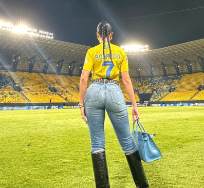 Georgina Rodriguez troppo sexy a bordo campo per seguire Cr7, “retrocede” in tribuna