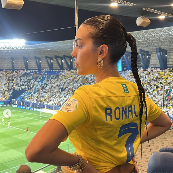 Georgina Rodriguez troppo sexy a bordo campo per seguire Cr7, “retrocede” in tribuna