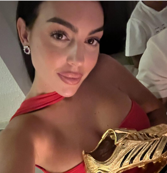 Georgina Rodriguez troppo sexy a bordo campo per seguire Cr7, “retrocede” in tribuna