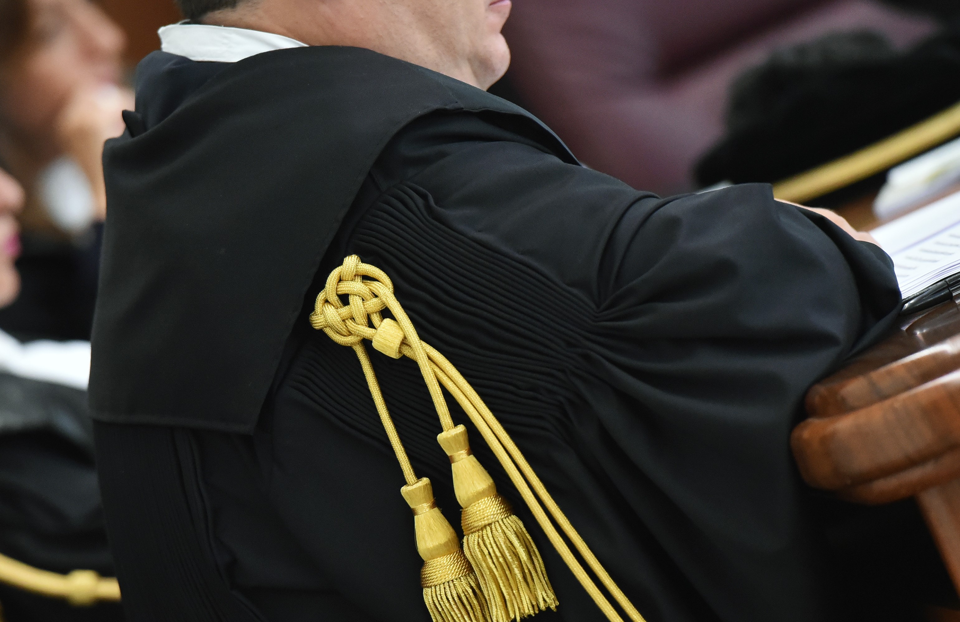 Figli 40enni mantenuti in casa non vogliono andare via, la madre fa causa e li sfratta