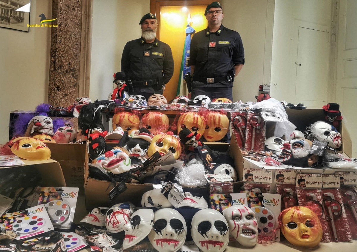 Gli accessori di Halloween non sicuri, maxi “blitz” della Finanza da Monza a Palermo