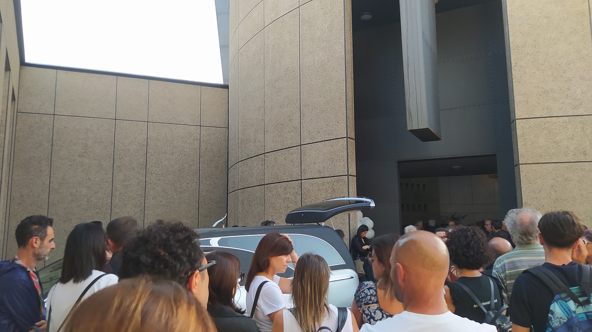 VIDEO | L’ultimo saluto all’insegnante Alessandra Tortomasi, dolore a Paternò