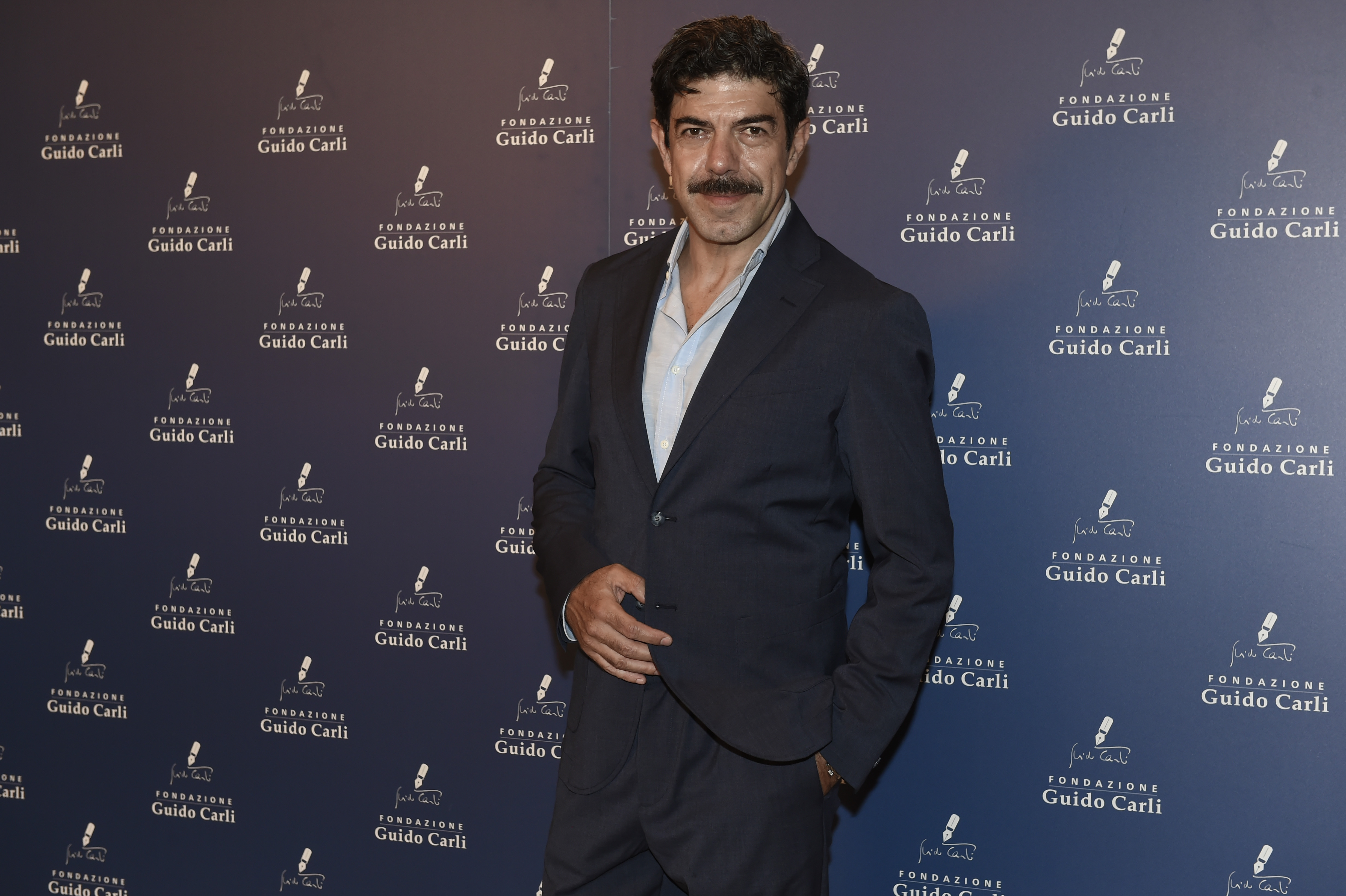 Gossip, la rivelazione di Pierfrancesco Favino: “Ho avuto un’esperienza omosessuale”