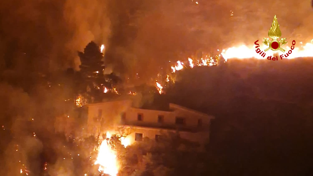 Incendi, le fiamme sul monte Pellegrino diventano un caso. Italia Nostra: “Colpire gli autori”