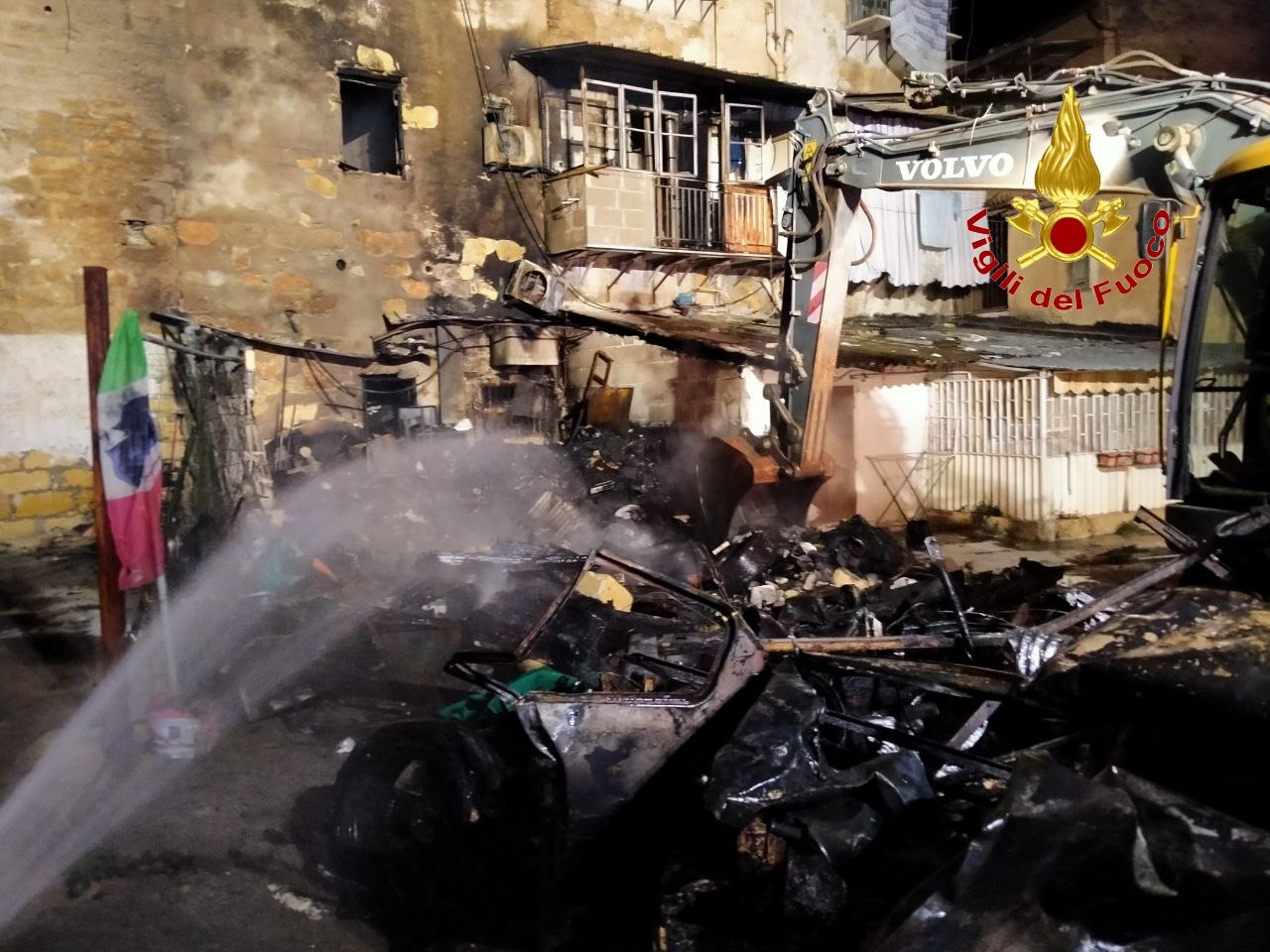 Incendio in via Monfenera, palazzina in fiamme: residenti evacuati, una persona intossicata