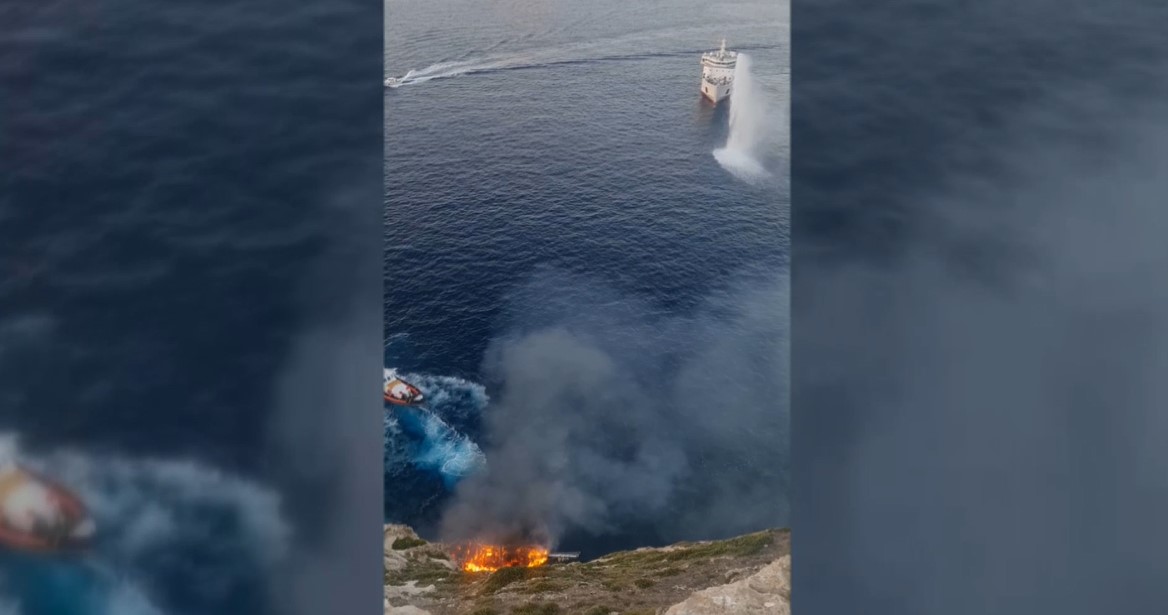 VIDEO | Tragedia sfiorata nelle acque di Lampedusa, caicco per turisti in fiamme