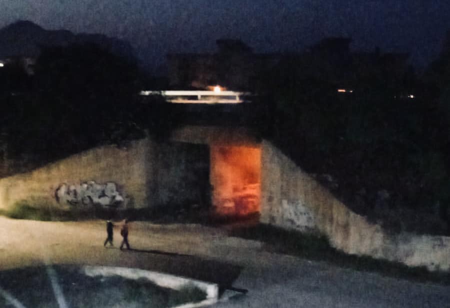 Sottopasso in fiamme sulla SS121, è la dimora di un clochard