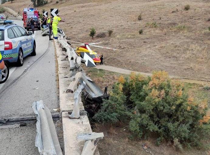 Tragico incidente sulla A19, camion vola da un viadotto: un morto e un ferito