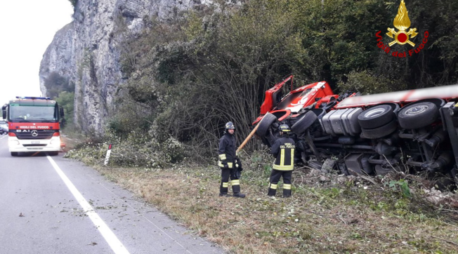 Tragedia in strada: tir travolge cervo che finisce dentro il mezzo, morto il camionista