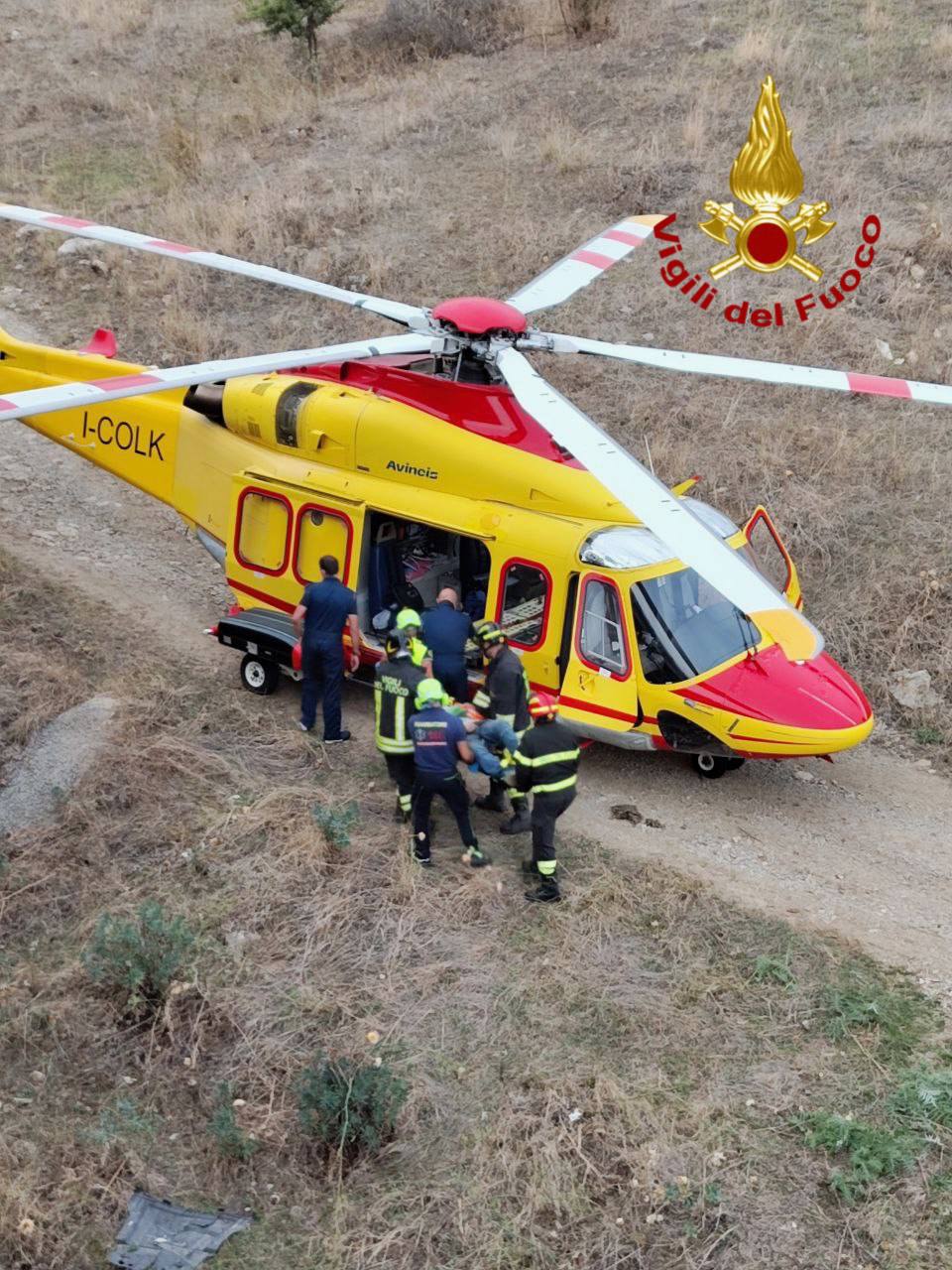 Tragico incidente sulla A19, camion vola da un viadotto: un morto e un ferito