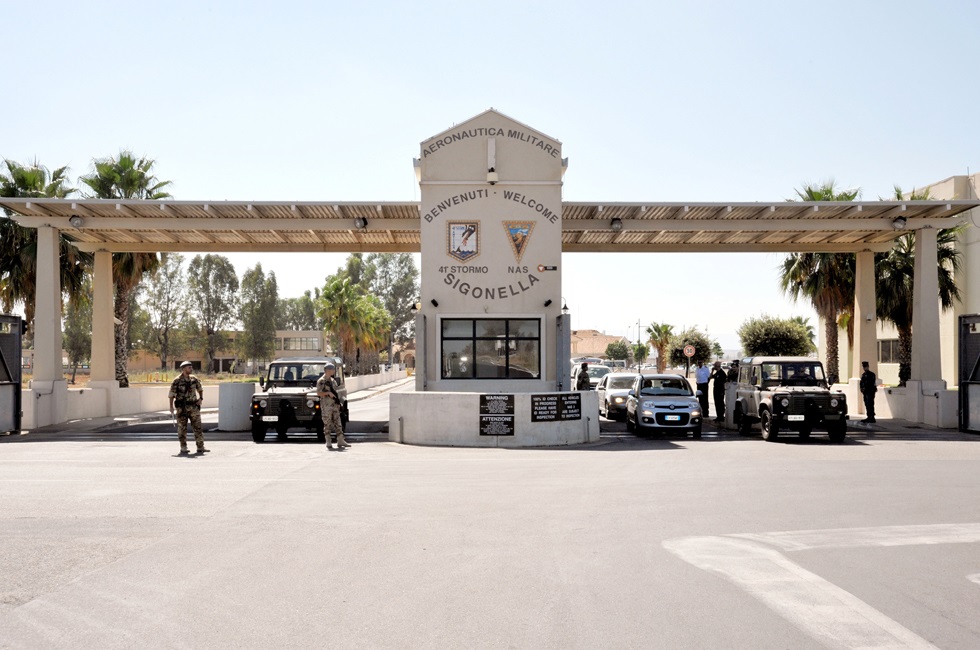 Attacco all’Iran, l’avviso al personale della base Usa di Sigonella: “Restate vigili”