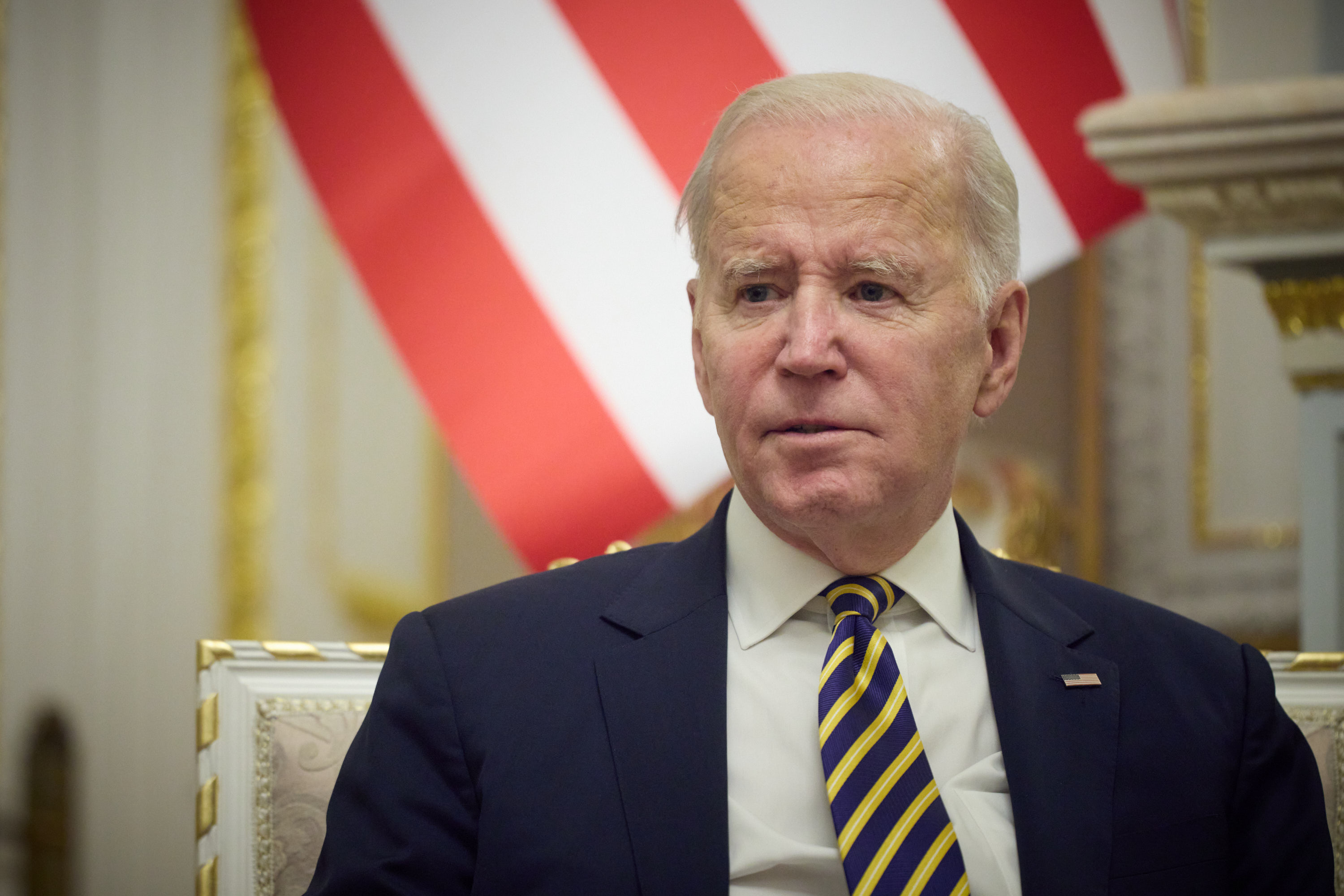 VIDEO | Il presidente Joe Biden inciampa due volte sui gradini