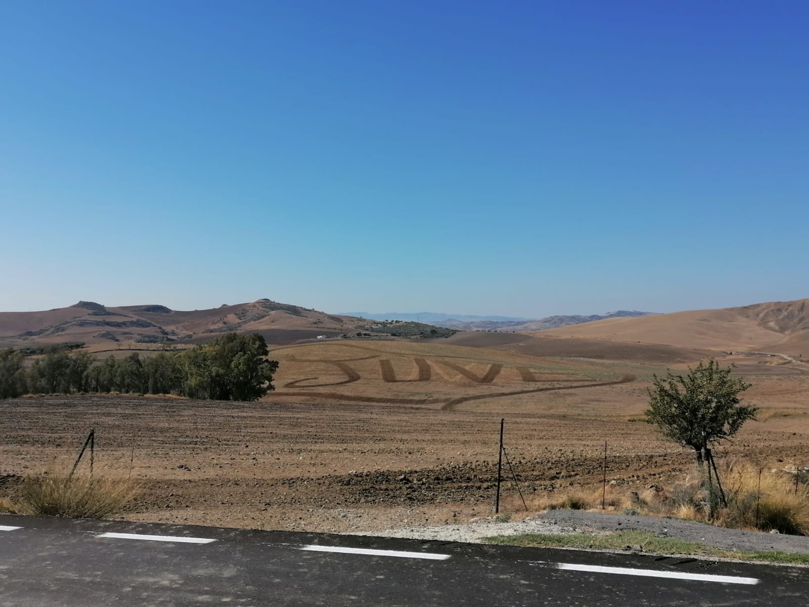 FOTO | Juve, dopo il derby spunta l’enorme scritta su un terreno a Enna