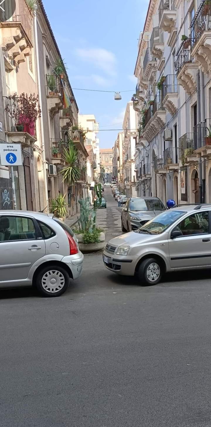 Catania, aree pedonali diventano parcheggi per auto