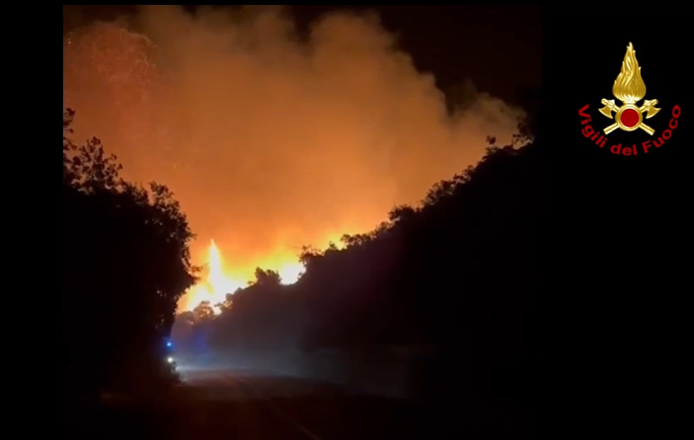VIDEO | Incendi, l’incubo prosegue: nuova notte di fiamme e paura nel Messinese