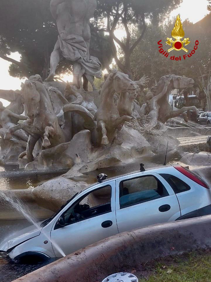 FOTO | Clamoroso a Catania: auto finisce dentro fontana di Proserpina FOTO | Clamoroso a Catania: auto finisce dentro fontana di Proserpina
