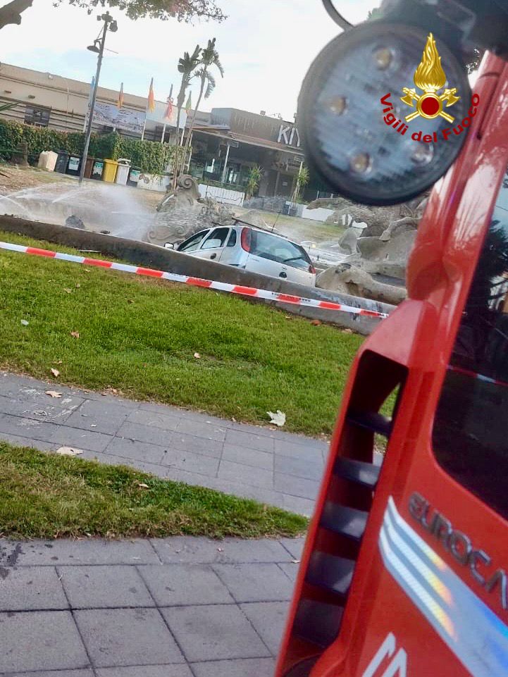 FOTO | Clamoroso a Catania: auto finisce dentro fontana di Proserpina FOTO | Clamoroso a Catania: auto finisce dentro fontana di Proserpina