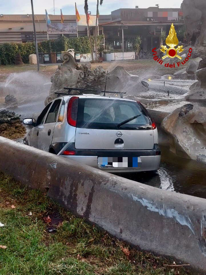 FOTO | Clamoroso a Catania: auto finisce dentro fontana di Proserpina