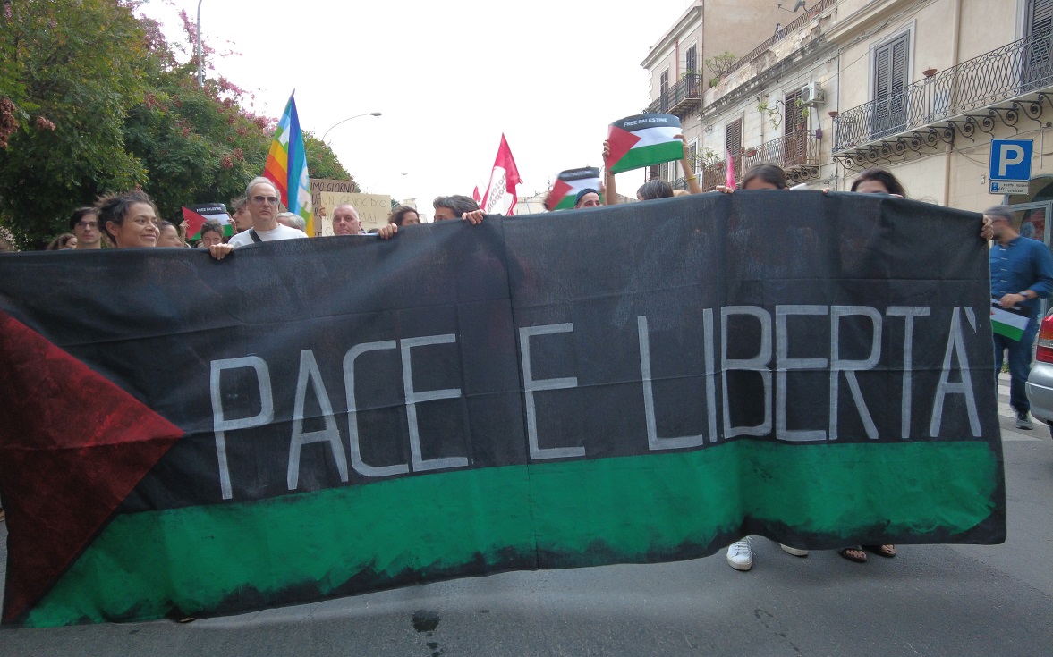 VIDEO| In piazza a Palermo per i palestinesi e contro la guerra: “A Gaza nessun luogo è sicuro”