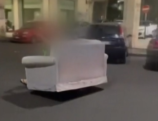 VIDEO | In viale Vittorio Veneto sul monopattino-divano, le immagini finiscono su Raidue