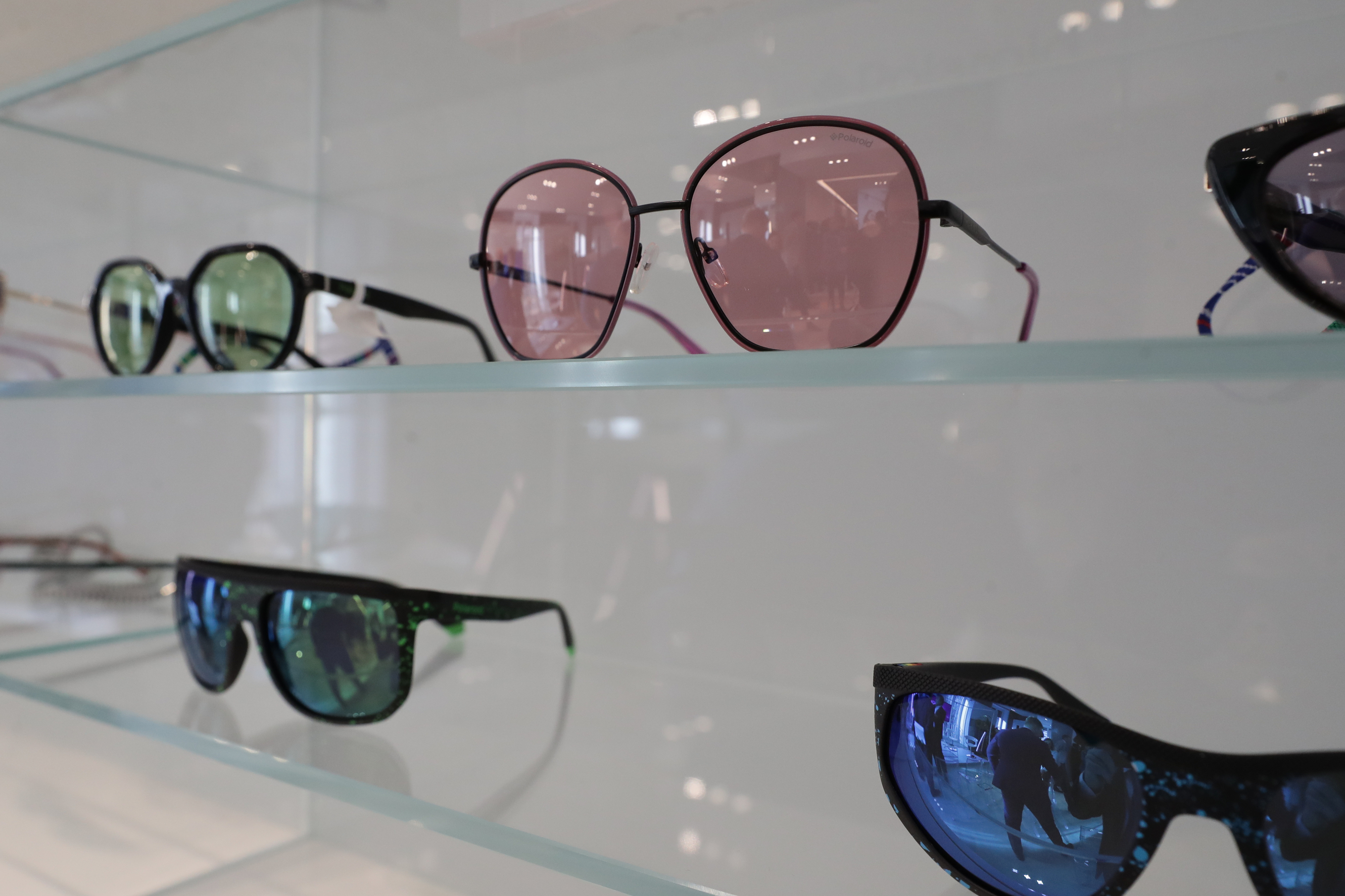 Entra in un’ottica, indossa un paio di occhiali e se ne va: clamoroso furto ad Agrigento