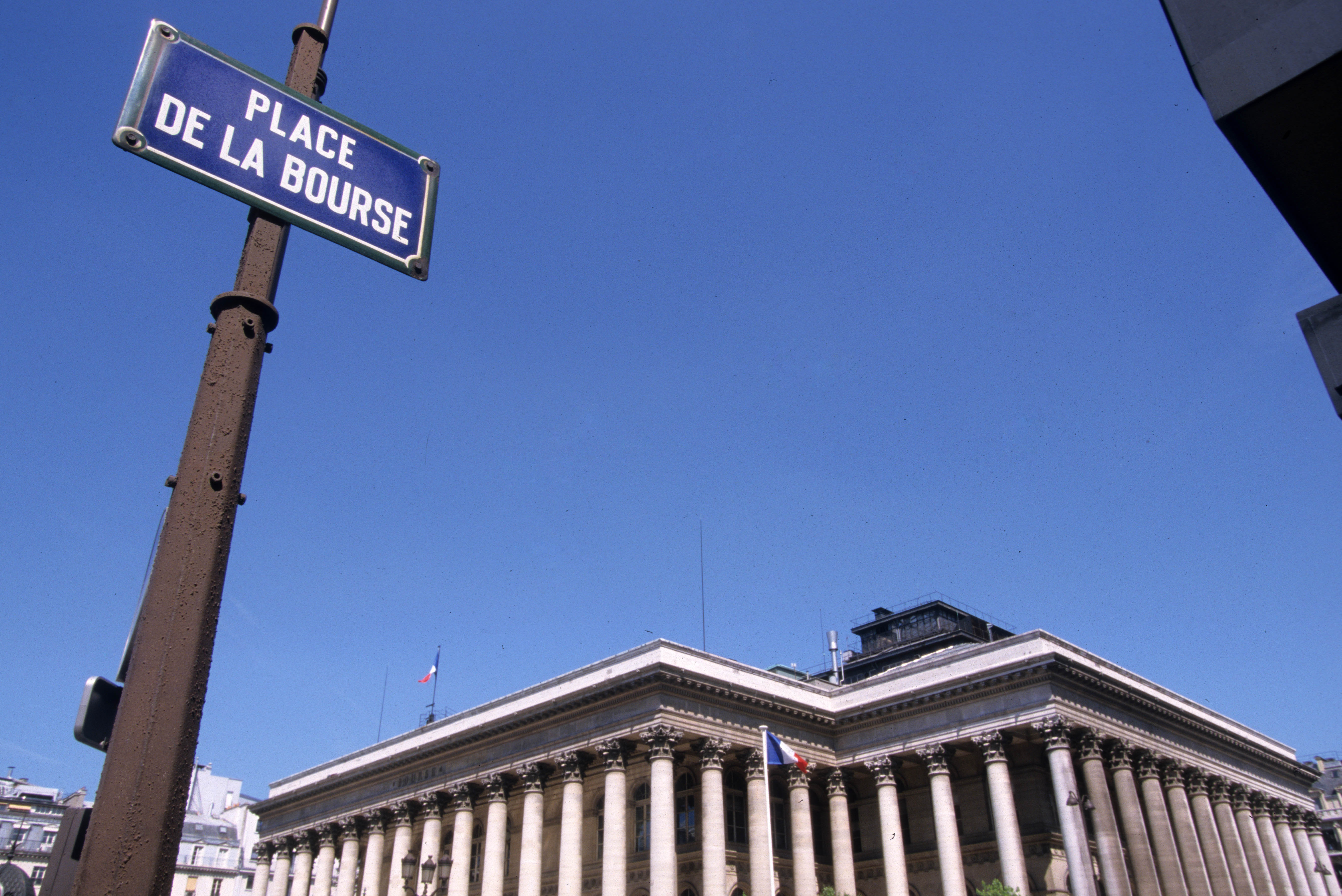 Donna urla “Allah Akbar” a Parigi e minaccia di “far saltare tutto”: polizia le spara