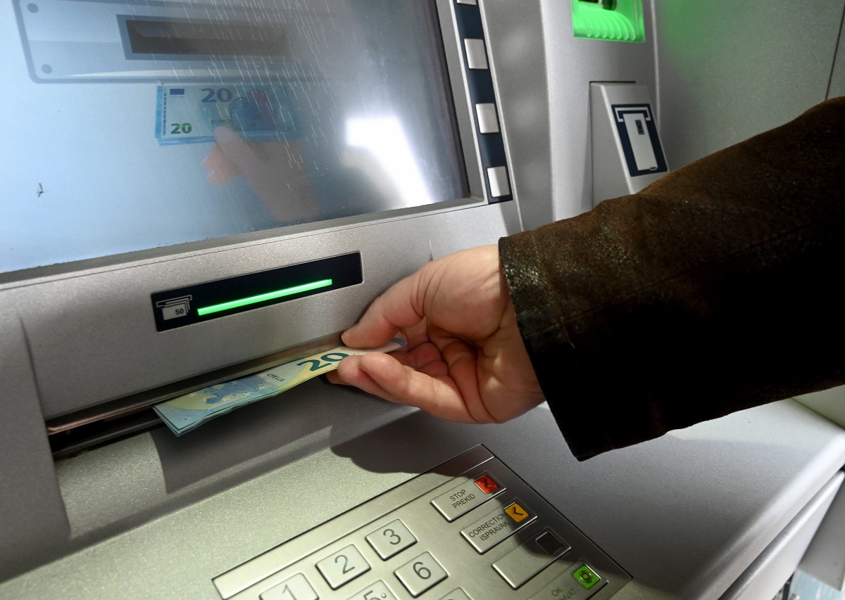 Bancomat in tilt, assalto ai prelievi illimitati: banca perde 40 milioni