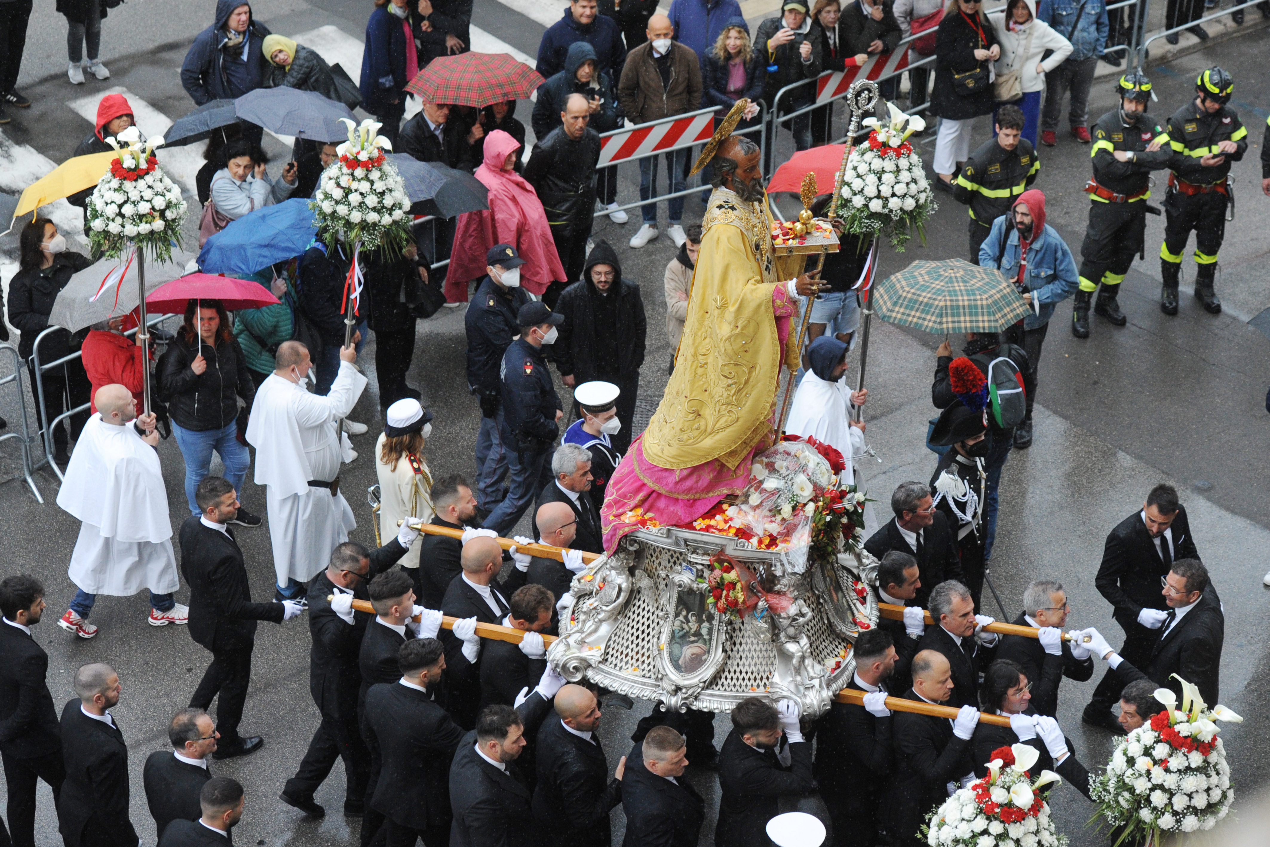 Chiese vuote e processioni piene (d’indagini)