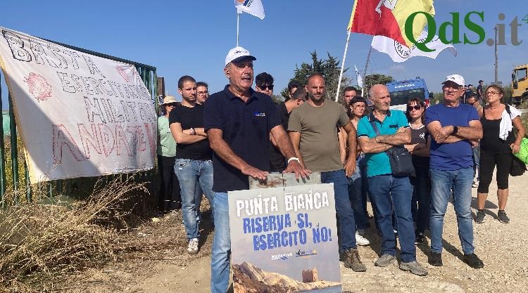 VIDEO | No alle esercitazioni al poligono Drasy: “Si spara in un luogo che va rispettato”