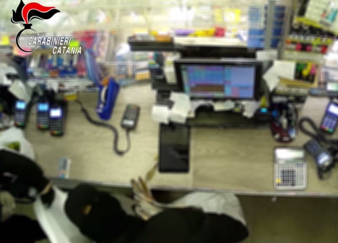 VIDEO | Paura in tarda serata, “assalto” in bar ricevitoria nel Catanese e fuga ad alta velocità