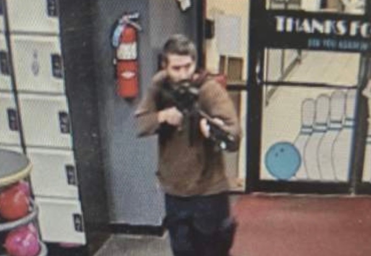 Strage negli USA, riservista prende fucile e spara: 22 morti e diversi feriti, aggressore in fuga