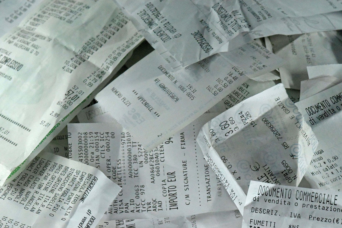 Addio agli scontrini per chi paga con la carta: la proposta di Fratelli d’Italia