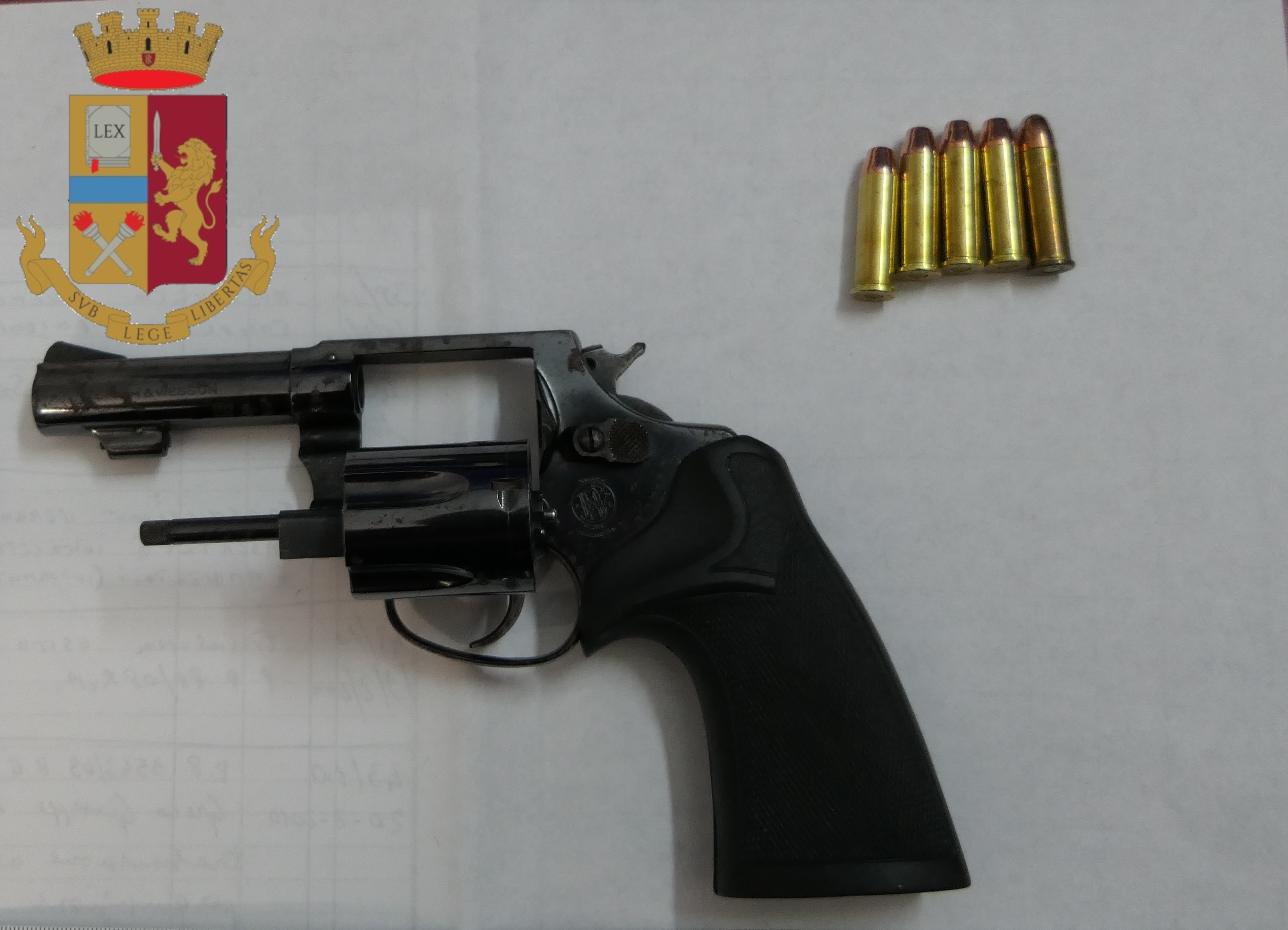 Il controllo, l’inseguimento e l’arma clandestina nell’Alfa Romeo: 2 arresti a Catania