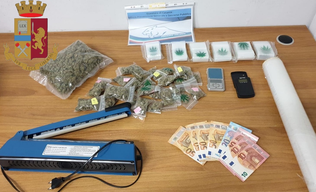 VIDEO | Droga nello zaino e anche in casa, due pusher in arresto al Borgo