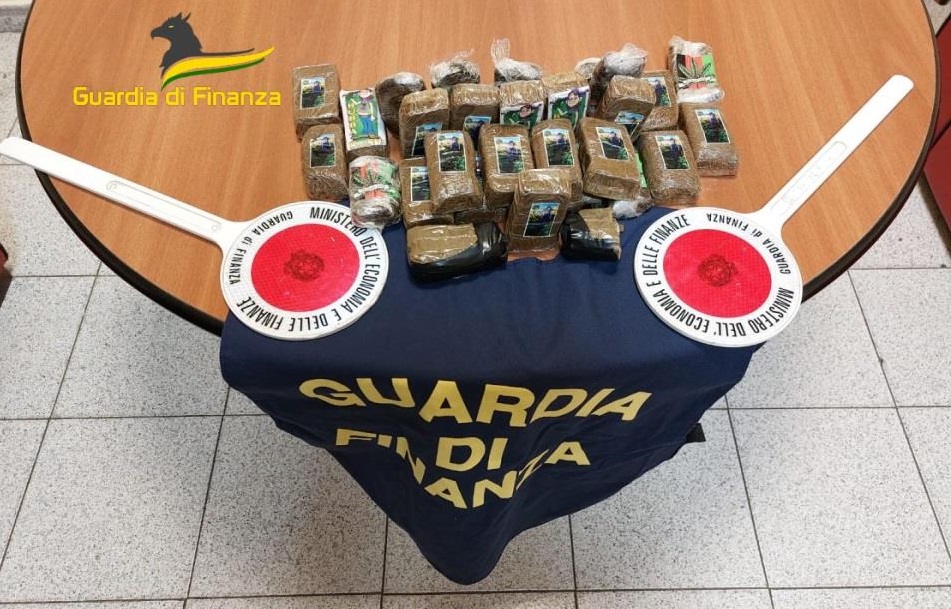 In autostrada con quasi 3 chili di hashish in auto, coppia arrestata al casello di Buonfornello