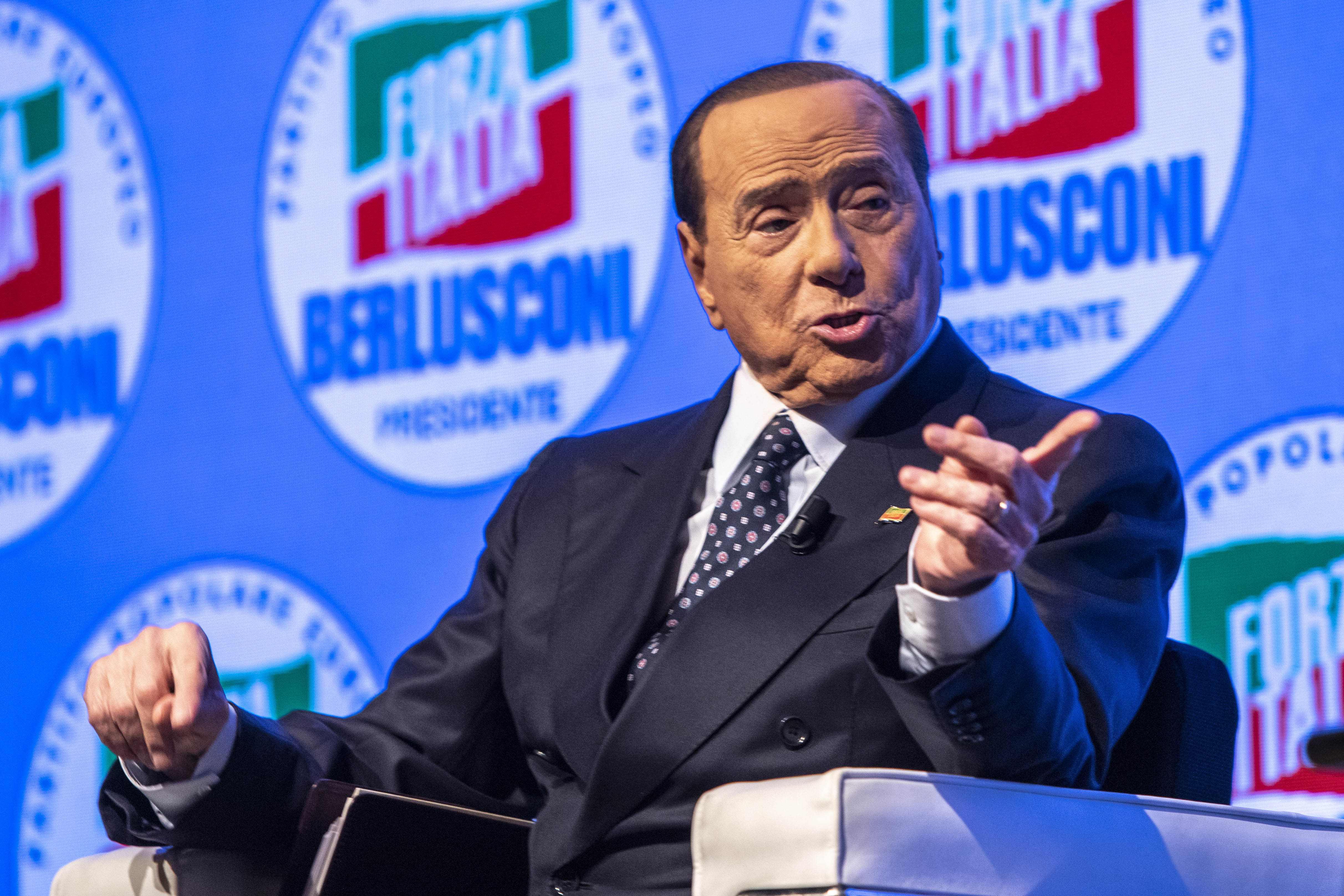 Berlusconi, spunta nuovo testamento: “È stato firmato in Colombia”