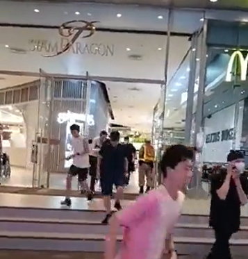 VIDEO | Sparatoria al centro commerciale, 3 morti e gente in fuga a Bangkok
