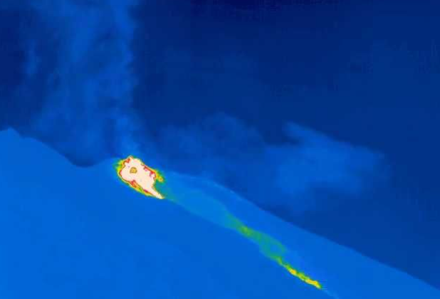 Notte di fuoco sullo Stromboli, due esplosioni sul vulcano