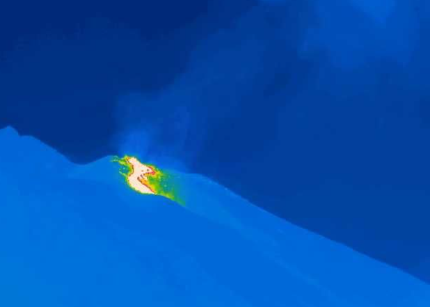 Stromboli, trabocco lavico nell’area craterica Nord