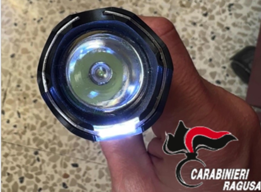 In auto con taser nascosto in vano portaoggetti, denunciato 23enne a Ragusa